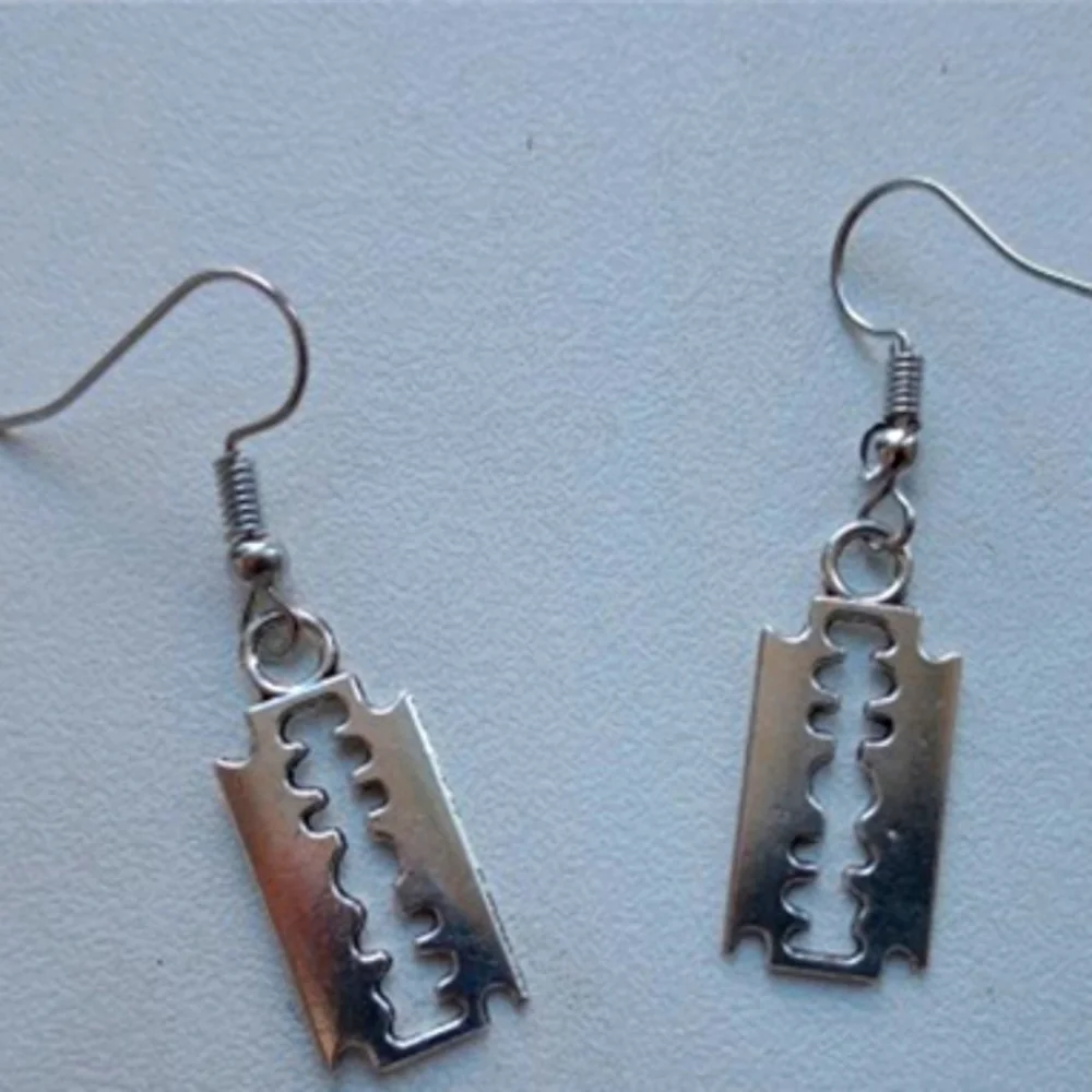 Punk Razor Blade Earings - Picture 1 of 3